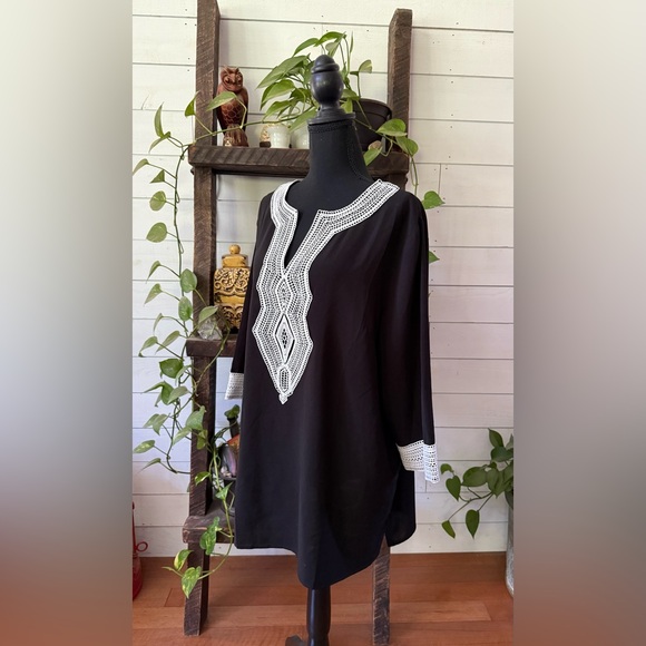 Black Tunic Shirt with White Lace Trim Detail - Picture 14 of 17